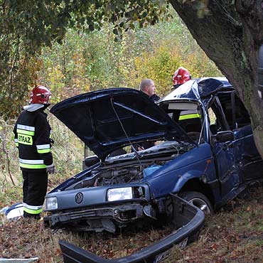 Volkswagenem uderzy w drzewo
