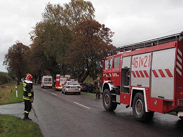 Volkswagenem uderzy w drzewo