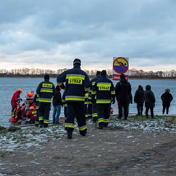 Akcja s�u�b na Zalewie Kamie�skim. 2 m�czyzn wypad�o z ��dki, odnaleziono cia�o jednego z nich. Zobacz film!