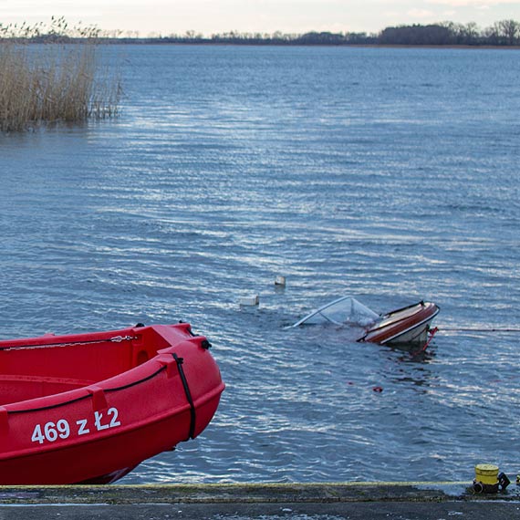 Akcja s�u�b na Zalewie Kamie�skim. 2 m�czyzn wypad�o z ��dki, odnaleziono cia�o jednego z nich. Zobacz film!