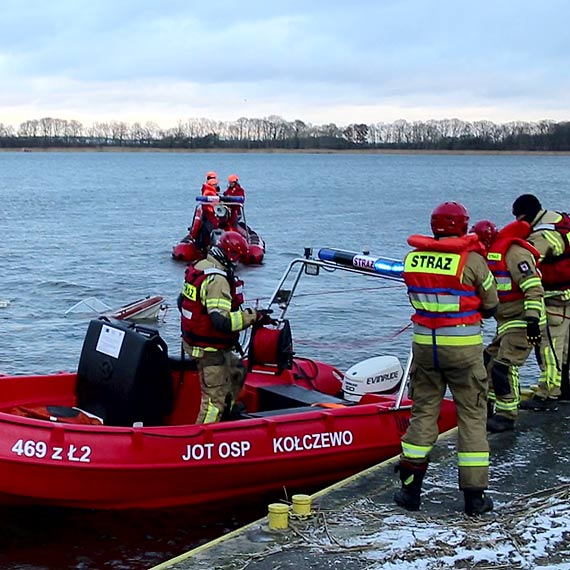 Akcja s�u�b na Zalewie Kamie�skim. 2 m�czyzn wypad�o z ��dki, odnaleziono cia�o jednego z nich. Zobacz film!
