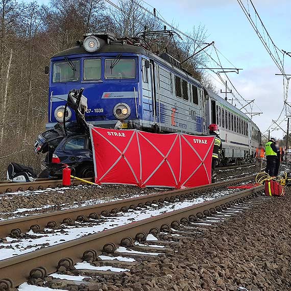 Tragiczny wypadek na przejedzie kolejowym. Samochd osobowy wjecha pod pocig Intercity! wiadkowie twierdz, e pcha go na torach przez okoo kilometr!