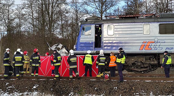 Tragiczny wypadek na przejedzie kolejowym. Samochd osobowy wjecha pod pocig Intercity! wiadkowie twierdz, e pcha go na torach przez okoo kilometr!