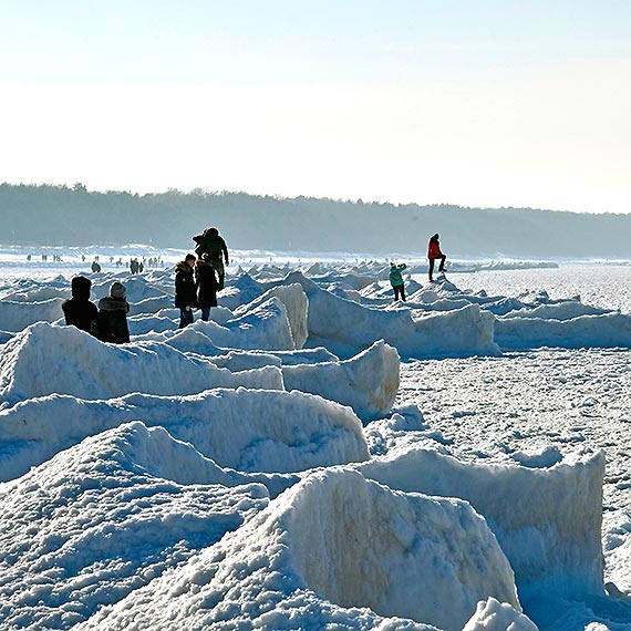 Turyst�w w Mi�dzyzdrojach jak w sezonie. Zobacz film!