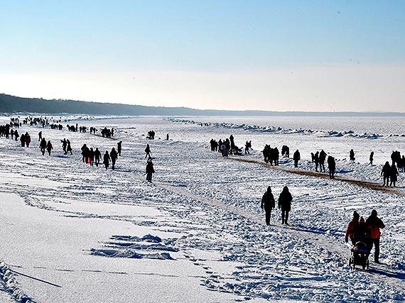 Turyst�w w Mi�dzyzdrojach jak w sezonie. Zobacz film!