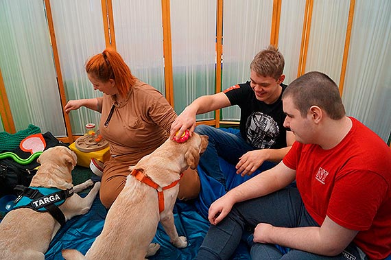 Kynoterapia realizowana przez podopiecznych Polskiego Stowarzyszenia na rzecz Os�b z Niepe�nosprawno�ci� Intelektualn� Ko�o w Kamieniu Pomorskim w ramach projektu pn. ,,Prowadzenie rehabilitacji os�b Niepe�nosprawnych w r�nych typach plac�wek’