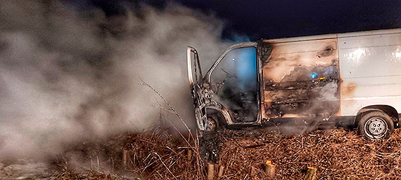 Nocny pożar auta w Sierosławiu