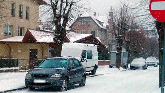 Nie dzie, nie miesic - od duszego czasu samochd blokuje chodnik