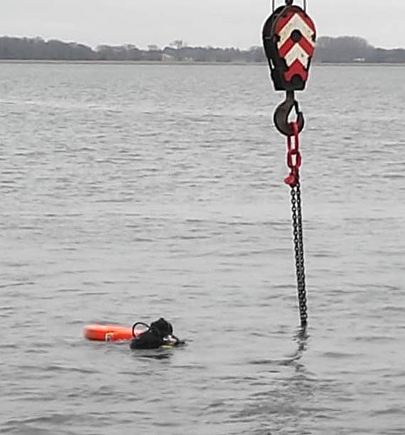 Wiemy wi�cej na temat dramatycznego zdarzenia w Dziwnowie. Rozmawiali�my z p�etwonurkiem, kt�ry jako pierwszy odnalaz� samoch�d