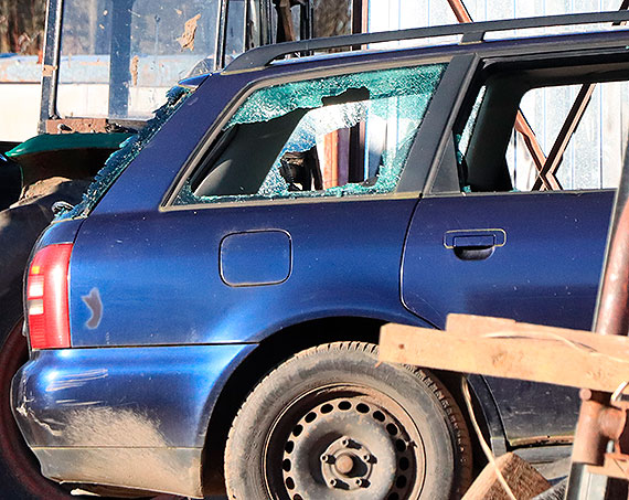 Pijany i na�pany 39 - latek zdemolowa� samoch�d, a p�niej uderzy� policjanta! Funkcjonariusz musia� wykorzysta� bro�!