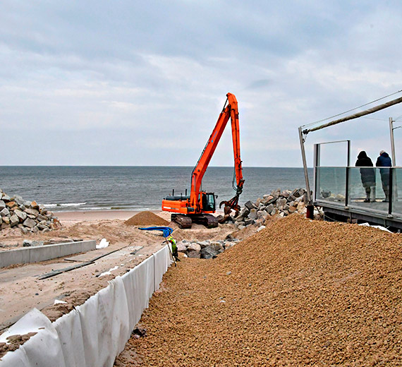 W Mi�dzyzdrojach powstaje wjazd techniczny na pla��. T�dy ju� w sezonie wjad� karetki 