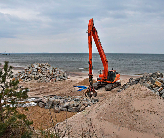 W Mi�dzyzdrojach powstaje wjazd techniczny na pla��. T�dy ju� w sezonie wjad� karetki 