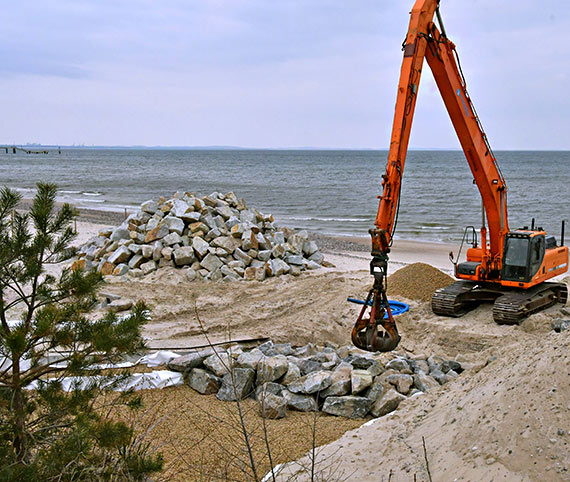 W Mi�dzyzdrojach powstaje wjazd techniczny na pla��. T�dy ju� w sezonie wjad� karetki 