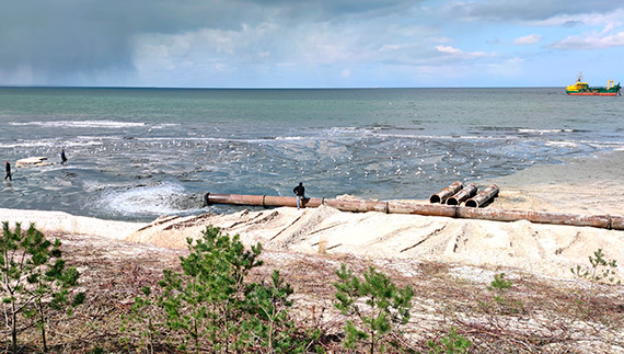 Ruszy�y prace poszerzania pla�y w Mi�dzyzdrojach. Zobacz film!