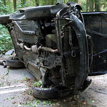 Golczewo: Kolejna tragedia. Mazda roztrzaskaa si na drzewie