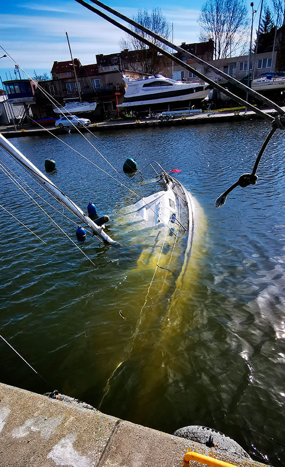 W porcie rybackim w Kamieniu Pomorskim zaton�� jacht! Jednostka osiad�a na g��boko�ci 3 metr�w