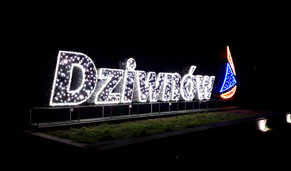 Napis Dziwnw rozwietla park