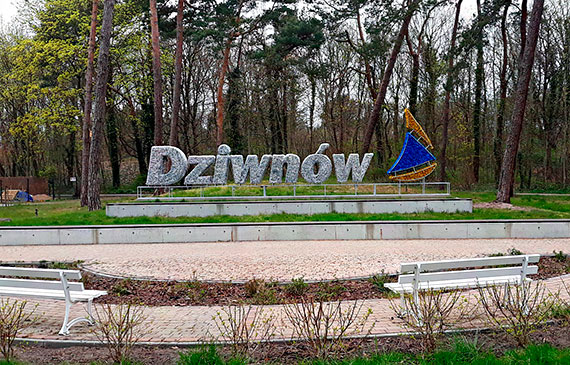 Napis Dziwnw rozwietla park