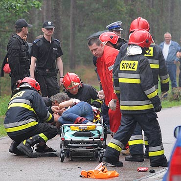 Samochody zderzyły się czołowo. Dwie osoby ciężko ranne