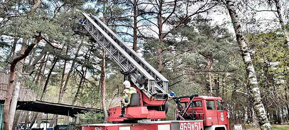 W Duniewie wiatr zerwa� cz�� dachu stodo�y! 