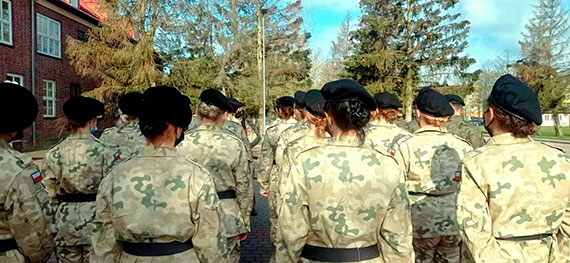 Uroczyste wręczenie broni elewom w dziwnowskiej jednostce. Tym razem uzbrojenie otrzymały same Panie!