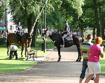 Międzyzdroje: Na ulicach pojawiły się policyjne patrole konne