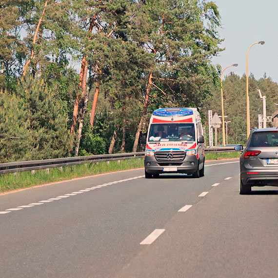 Atak noownika w samym centrum Midzyzdrojw. Ugodzi ofiar noem w krocze!