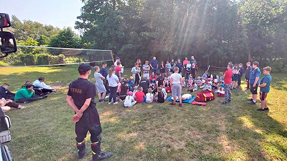 Stra�acy szkolili uczni�w jak udziela� pierwszej pomocy 