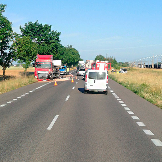 Toyota wjechaa wprost pod koa ciarwki! 2 osoby w szpitalu