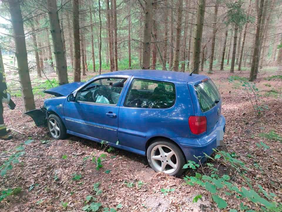 Kierowca volkswagena zjecha do lasu i uderzy w drzewo. Trafi do szpitala