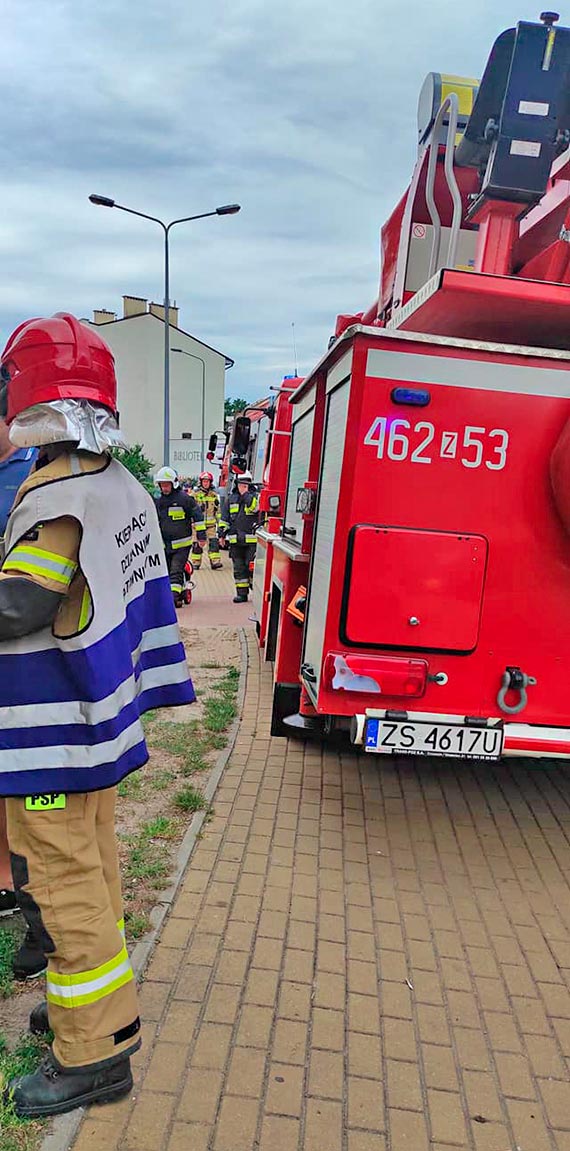 Silny zapach spalenizny  i dym w bloku w Midzyzdrojach. Mieszkacy wezwali straakw