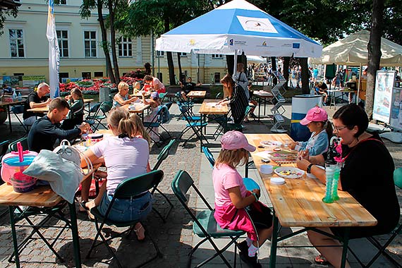 „Czwartki artystyczne, czyli rodzinne warsztaty w plenerze”