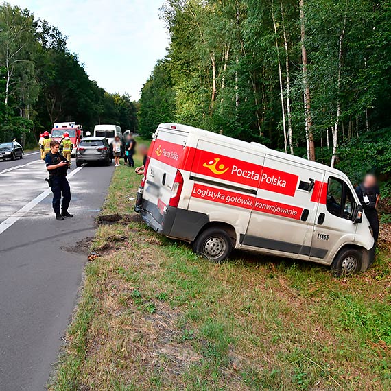 Zderzenie 3 pojazdw na DK3 za Midzyzdrojami. Samochd Poczty Polskiej wyldowa w rowie