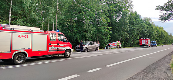 Zderzenie 3 pojazdw na DK3 za Midzyzdrojami. Samochd Poczty Polskiej wyldowa w rowie