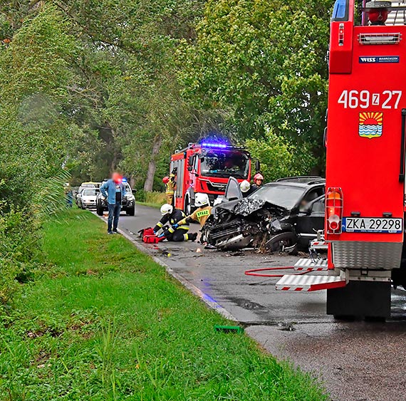 Tragiczny wypadek na drodze pomi�dzy Wapnic� a Wickiem. Kierowca osob�wki uderzy� w topol�, nie �yje 39 - letni pasa�er!