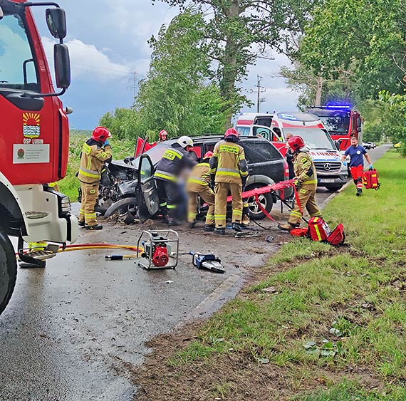 Tragiczny wypadek na drodze pomi�dzy Wapnic� a Wickiem. Kierowca osob�wki uderzy� w topol�, nie �yje 39 - letni pasa�er!