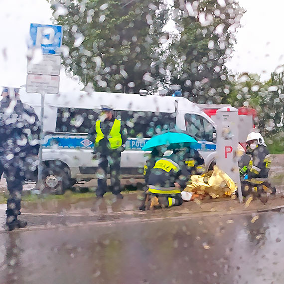 Mczyzna w trakcie spaceru niefortunnie upad. Trafi do szpitala