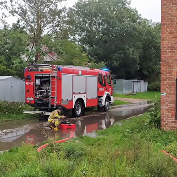 Zalana ulica i wiszcy konar nad jezdni w Koczewie. Kolejny dzie kaprynej pogody w powiecie kamieskim