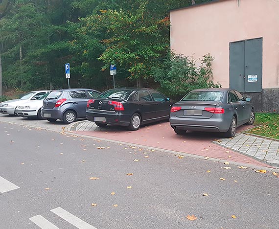 Mieszkanka: Parkowanie pod szko�� Podstawow� w Mi�dzyzdrojach