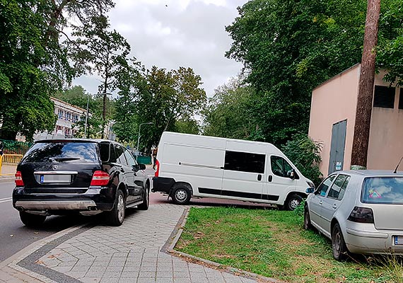 Mieszkanka: Parkowanie pod szko�� Podstawow� w Mi�dzyzdrojach