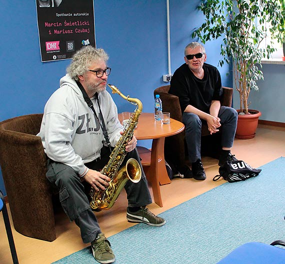  	Spotkanie autorskie z Marcinem �wietlickim i Mariuszem Czubajem