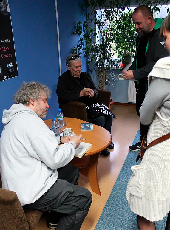  	Spotkanie autorskie z Marcinem �wietlickim i Mariuszem Czubajem