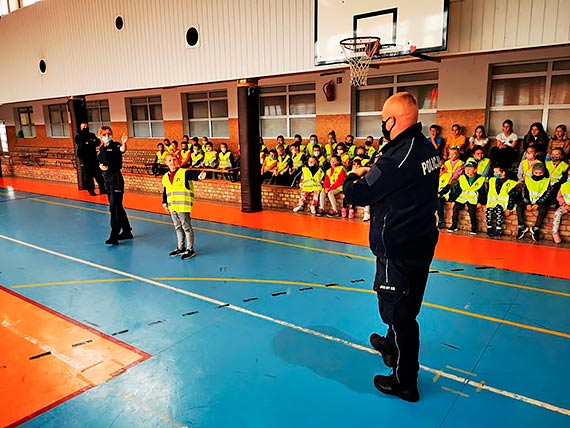 Bezpieczna droga do i ze szkoy. Spotkanie Policji z pierwszoklasistami