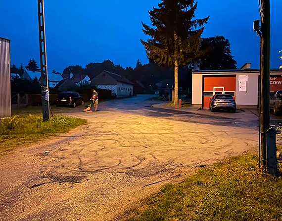 Straacy z Koczewa to nie tylko specjalici w gaszeniu poarw. Tym razem zajli si wyrwnywaniem drogi