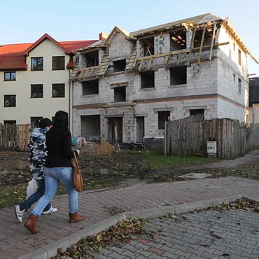 Sprzt budowlany rozjeda zielony skwer