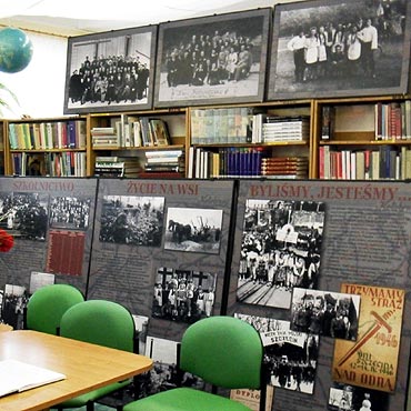 Dziwnw: Wystawa „W poszukiwaniu nowego domu” w bibliotece