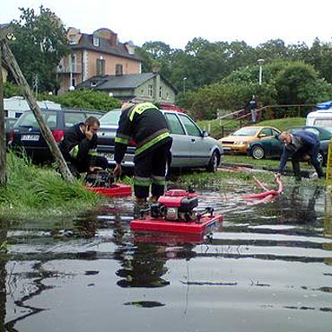Region: Ulewny deszcz zalewa posesje. Wiatr amie drzewa