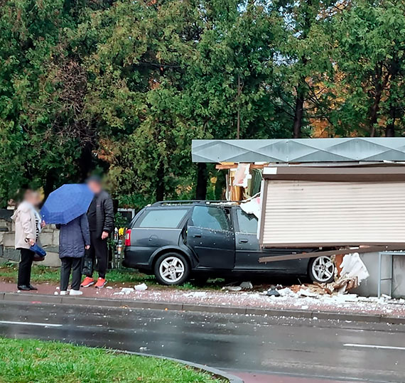 Grony wypadek na Szczeciskiej w Kamieniu Pomorskim. Kierowca opla zjecha na chodnik, potrci dwie osoby i uderzy w kiosk!