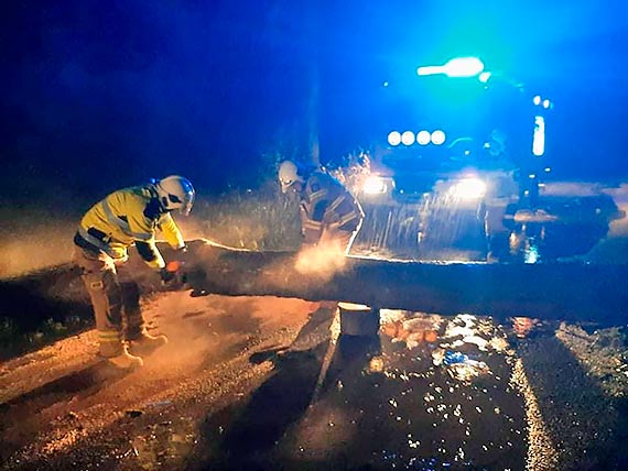 Zalane ulice i powalone drzewa - to bilans zaamania pogody w powiecie kamieskim