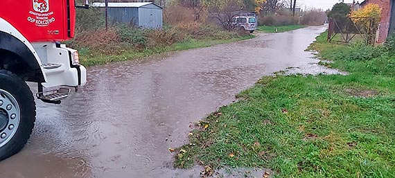 Zalane ulice i powalone drzewa - to bilans zaamania pogody w powiecie kamieskim